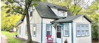 Cozy 3 Bedroom Bungalow near Lake, Fishing, Snowmobiling