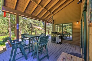 Outdoor dining - Loose Moose | Private Riverfront Retreat (Troy)