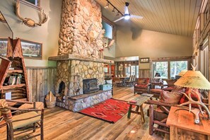 テレビ、暖炉、書庫