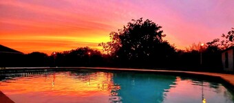 Peaceful Family Retreat – Minutes to AT&T & Rangers Stadiums, Six Flags & More!