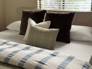 3 bedrooms, iron/ironing board, WiFi, bed sheets - Serene 3-bedroom house 15 min. from downtown Phoenix and Sky Harbor Airport. (Phoenix)