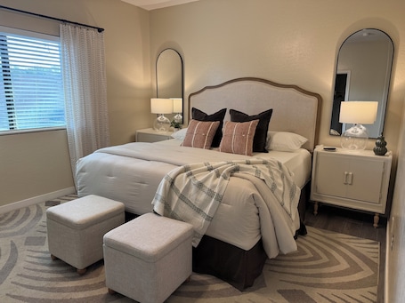 3 bedrooms, iron/ironing board, WiFi, bed sheets. Serene 3-bedroom house 15 min. from downtown Phoenix and Sky Harbor Airport.