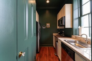 Kühlschrank, Mikrowelle, Herdplatte, Geschirrspüler