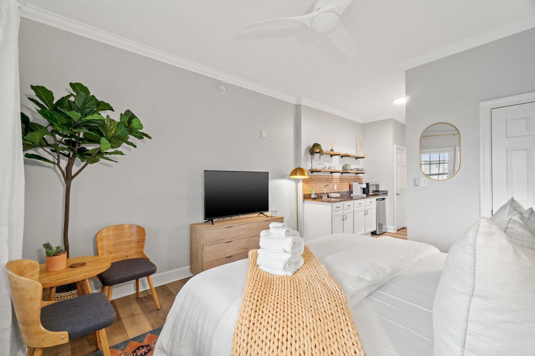 Studio, 1 King Bed (Village of SoWal B203)