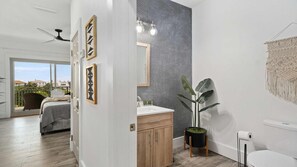 Studio, 1 King-Bett (Inn at Seacrest Beach 408) | Badezimmer