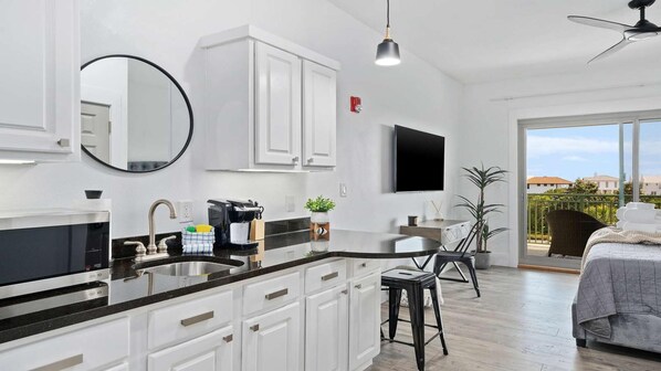 Studio, 1 King Bed (Inn at Seacrest Beach 408) | Interior