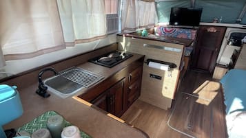 Fridge, stovetop, coffee/tea maker, toaster