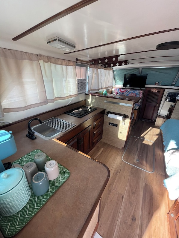 Réfrigérateur, plaque de cuisson, cafetière/bouilloire, grille-pain