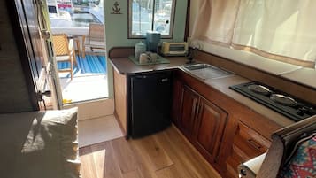 Refrigerador, parrilla de estufa, cafetera y tetera y tostadora