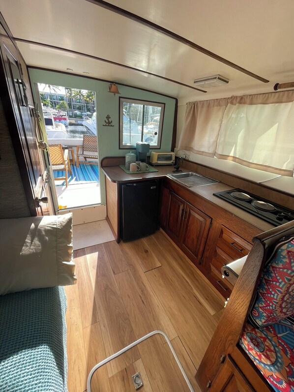 Fridge, stovetop, coffee/tea maker, toaster