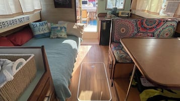 1 bedroom, internet, bed sheets