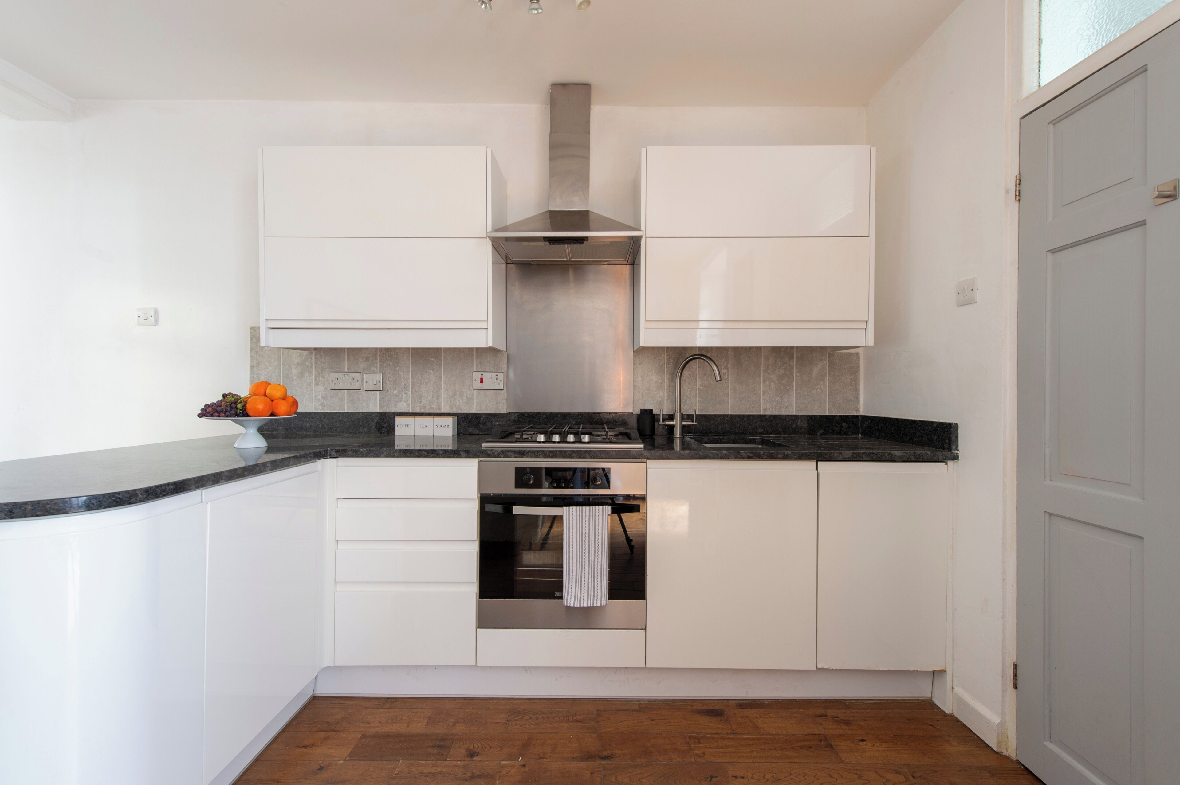 冷蔵庫、電子レンジ、オーブン、コンロ