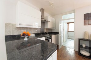 Frigorífico, microondas, horno y placa de cocina