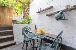 Outdoor dining - Stratford - Apartment - Sleeps 3 - Great Location (London)