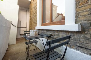 Outdoor dining - Stratford - Apartment - Sleeps 3 - Great Location (London)