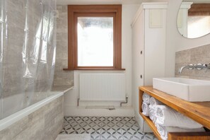 Shower, towels, toilet paper - Stratford - Apartment - Sleeps 3 - Great Location (London)