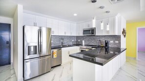 Microondas, horno, parrilla de estufa y lavavajillas 