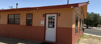 DELUXE INN