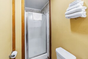 Towels, soap, shampoo, toilet paper - Rodeway Inn (Post)