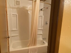 Toallas, jabón, shampoo, papel higiénico