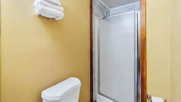 Toallas, jabón, shampoo, papel higiénico