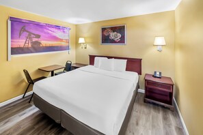 Desk, free WiFi - Rodeway Inn (Post)