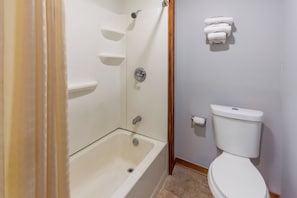 Toalhas de banho, sabonete, shampoo, papel higiênico