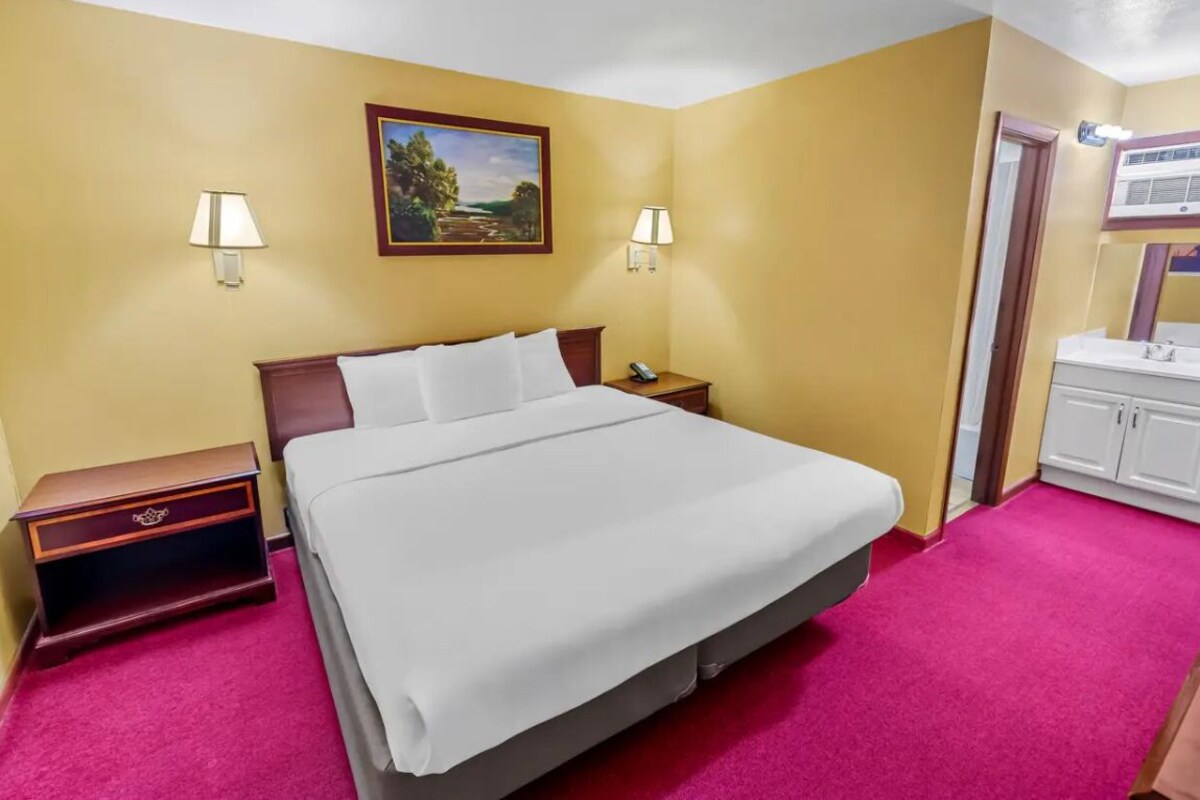1 King Bed, Nonsmoking