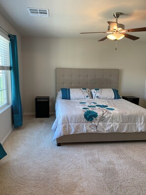 3 bedrooms, iron/ironing board, WiFi, bed sheets - 3-bedroom house in lovely North Las Vegas with attached garage (North Las Vegas)