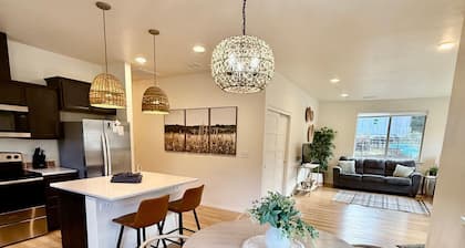 Mountain Meadow Retreat Private Hot Tub-near lake