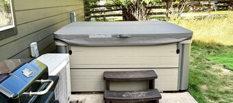 Mountain Meadow Retreat  Private Hot Tub-near lake