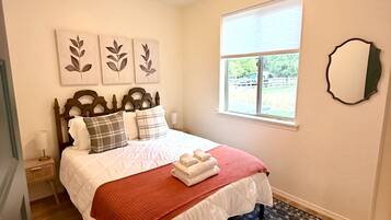 3 bedrooms, iron/ironing board, WiFi, bed sheets