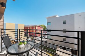 Outdoor dining - Chic & Modern Spacious Downtown Loft w/Free Secured Parking, Balcony, Near TRX (Salt Lake City)