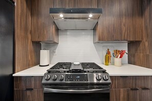 Micro-ondes, four, plaque de cuisson, lave-vaisselle