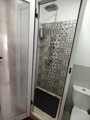 Haartrockner, Handtücher, Seife, Toilettenpapier