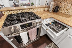 Refrigerador, microondas, horno, placa de cocina