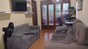 Una Smart TV, una pantalla de ordenador, una impresora