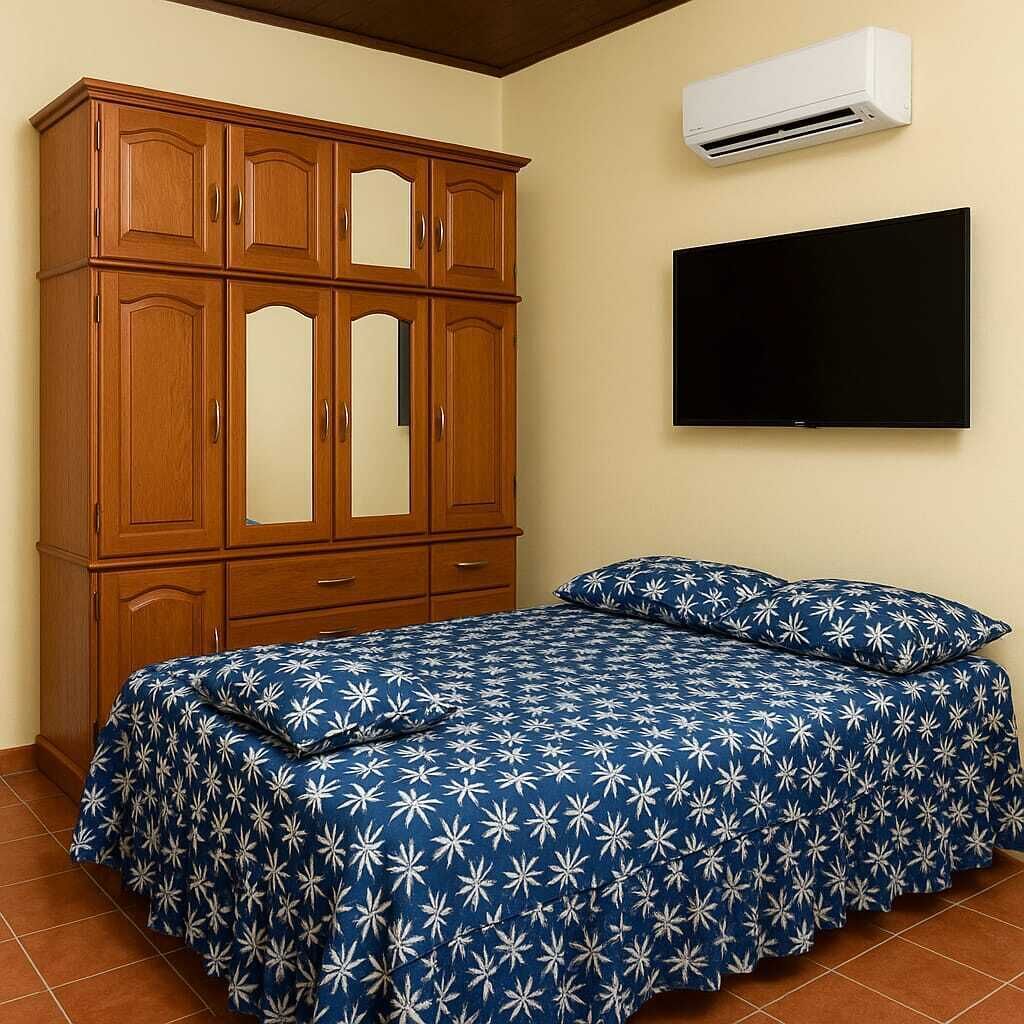 2 habitaciones, escritorio, tabla de planchar con plancha y wifi gratis 