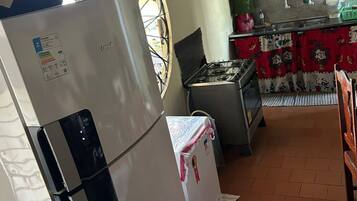 Fridge, oven, stovetop, blender