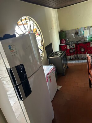 Een koelkast, een oven, een kookplaat, een blender