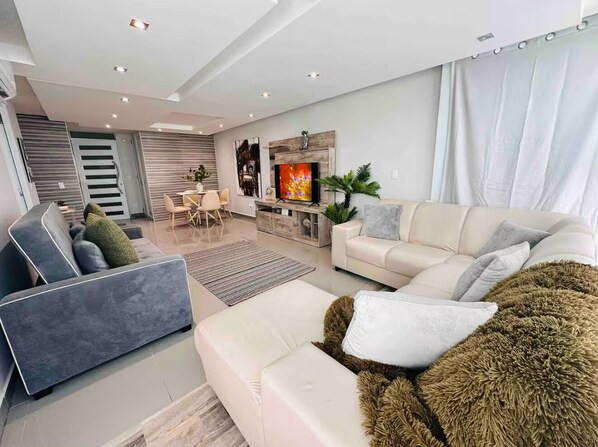 TV - El Playero Luxury Apartment in Isla Verde (Carolina)