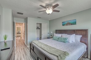 4 habitaciones, tabla de planchar con plancha y acceso a internet