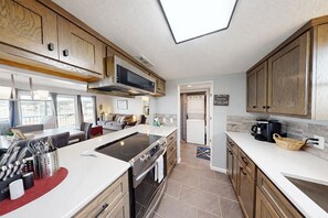 Frigorifero, microonde, forno, piano cottura