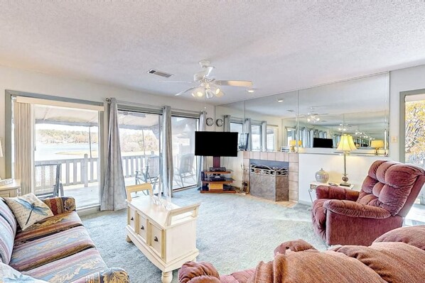 TV connectée, cheminée, livres