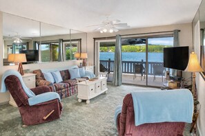 Een smart-tv, een open haard en boeken