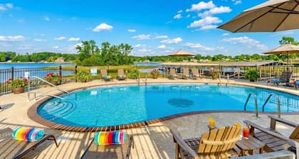 Dragonfly Oasis: Lake Views, Pool, Tennis