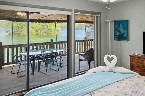 Sailboat: Lake Views, Pool, Tennis, National Park