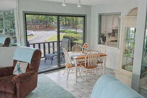 Een smart-tv, een open haard en boeken