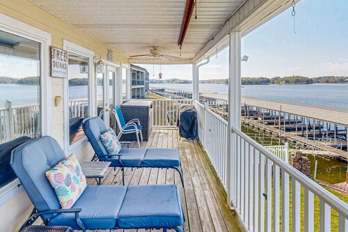 Lakeview Luxury: Jetted Tub, Dock, Fireplace