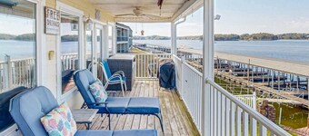 Lakeview Luxury: Jetted Tub, Dock, Fireplace